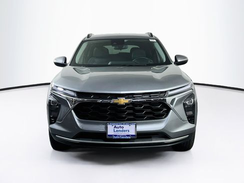 Used 2025 Chevrolet Trax LT w/ LT Convenience Package FWD image 2