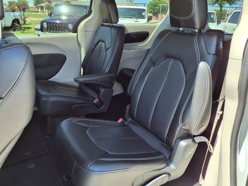 Used 2023 Chrysler Pacifica Touring-L FWD image 16