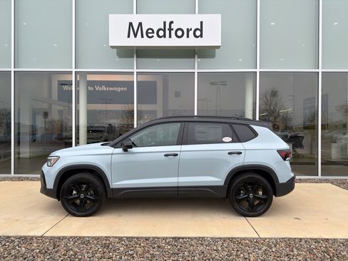 New 2026 Volkswagen Taos SE image 2