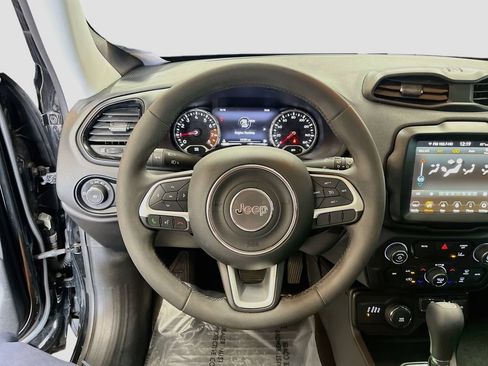 Used 2023 Jeep Renegade Altitude w/ Sun/Sound Group AWD/4WD image 11