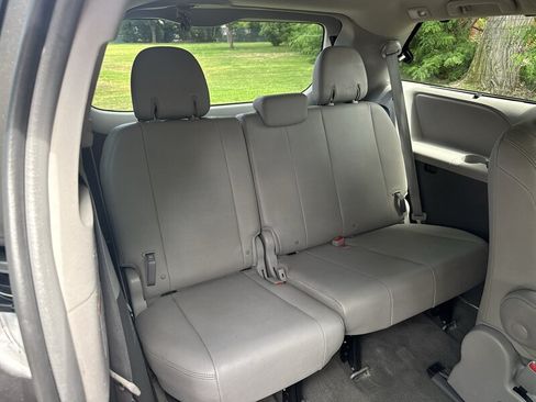 Used 2018 Toyota Sienna XLE w/ XLE Navigation Package AWD/4WD image 16