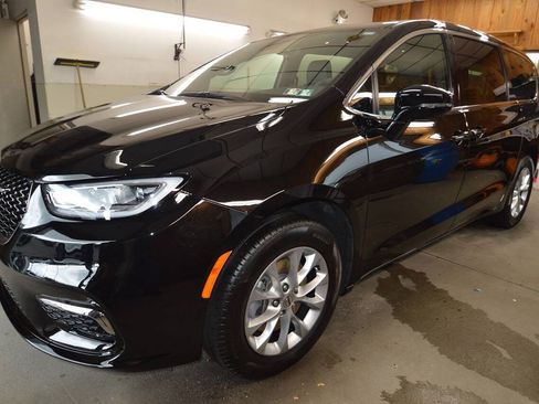 Used 2025 Chrysler Pacifica Select AWD/4WD image 25