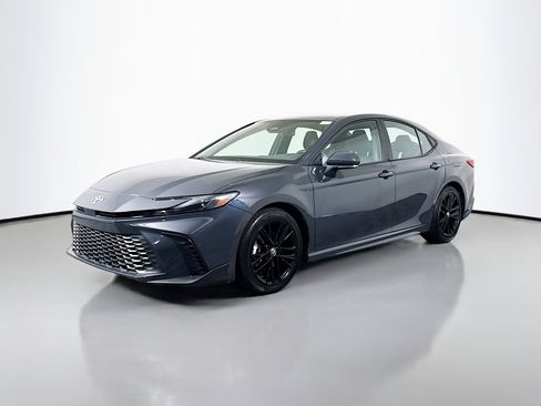Used 2025 Toyota Camry SE FWD image 4