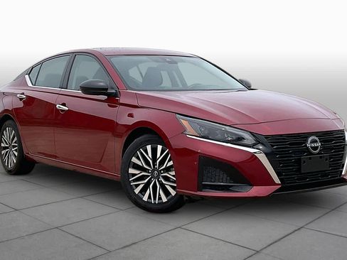 Used 2025 Nissan Altima 2.5 SV FWD image 2