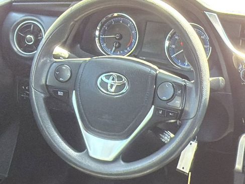 Used 2018 Toyota Corolla LE FWD image 15