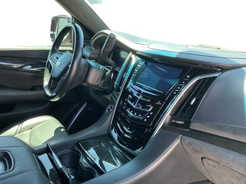 Used 2018 Cadillac Escalade ESV Platinum AWD/4WD image 10