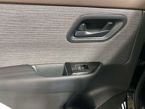 Used 2023 Nissan Rogue S AWD/4WD image 16