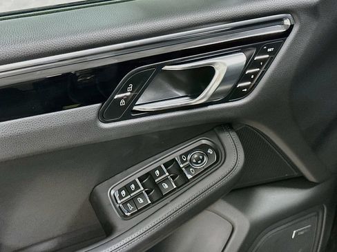 Certified 2025 Porsche Macan AWD/4WD image 19