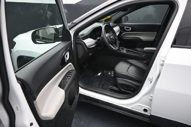 Used 2025 Jeep Compass Limited AWD/4WD image 11