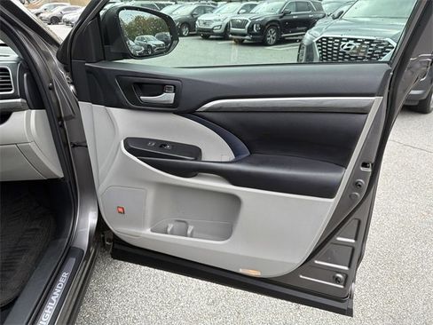 Used 2018 Toyota Highlander Limited Platinum image 14