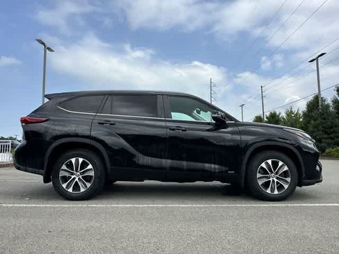 Used 2023 Toyota Highlander XLE AWD/4WD image 3