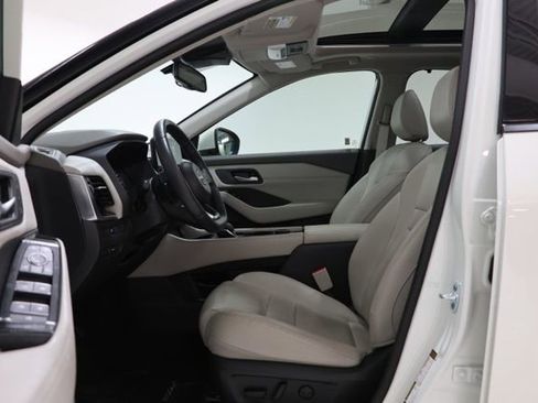 Used 2023 Nissan Rogue SL w/ SL Premium Package image 16