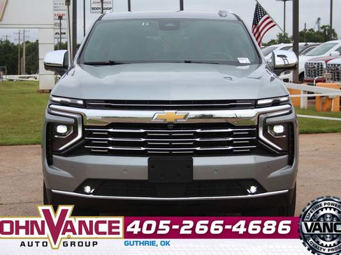 Used 2025 Chevrolet Suburban Premier AWD/4WD image 3