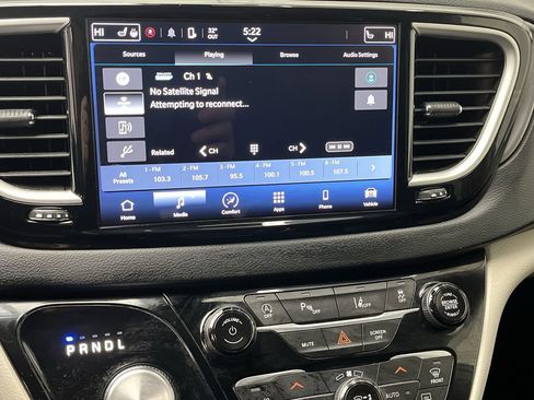 Used 2023 Chrysler Pacifica Touring-L image 17