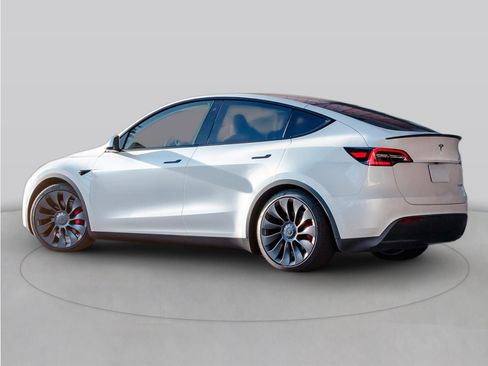 Used 2024 Tesla Model Y Long Range AWD/4WD image 1