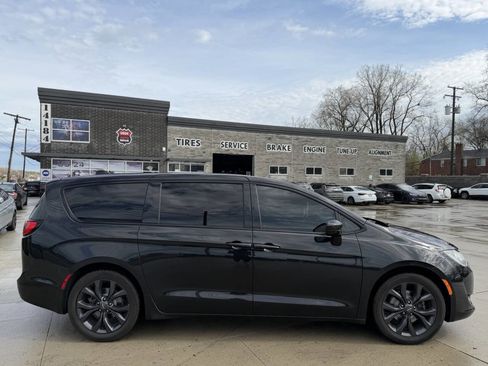 Used 2019 Chrysler Pacifica Touring Plus w/ S Appearance Package FWD image 8