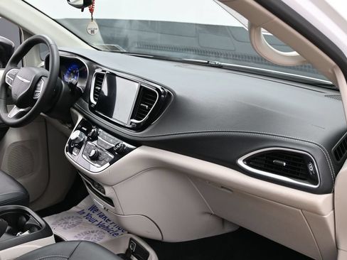 Used 2024 Chrysler Pacifica Touring-L FWD image 36