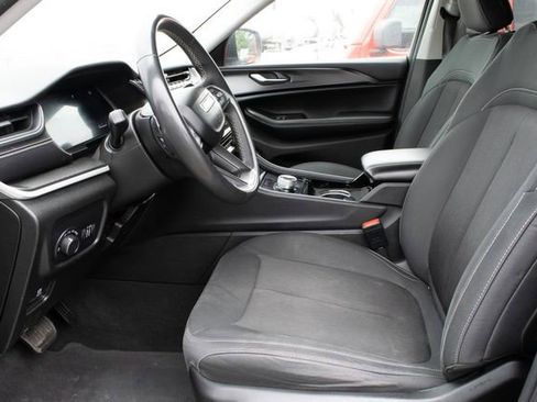 Used 2023 Jeep Grand Cherokee Laredo image 12