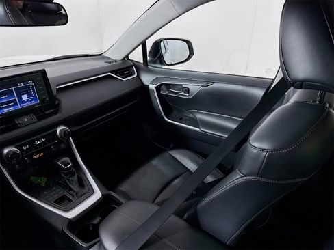 Certified 2020 Toyota RAV4 XLE Premium image 21