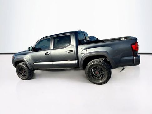Used 2022 Toyota Tacoma SR5 w/ Technology Package image 4