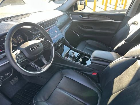 Used 2023 Jeep Grand Cherokee L Limited w/ Black Appearance Package AWD/4WD image 16