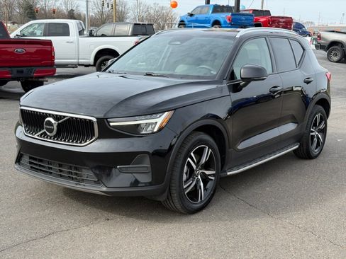 Used 2023 Volvo XC40 B5 Core AWD/4WD image 4