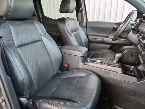 Used 2019 Toyota Tacoma TRD Off-Road AWD/4WD image 18