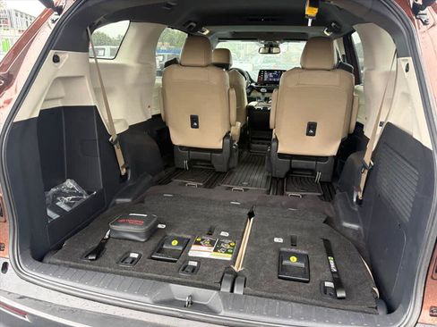 Used 2024 Toyota Sienna XLE FWD image 29