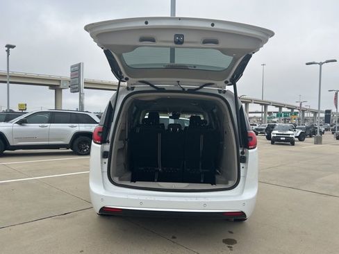 Used 2024 Chrysler Pacifica Touring-L image 10