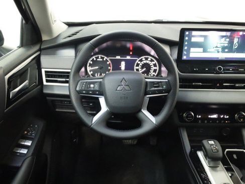New 2025 Mitsubishi Outlander SE image 19