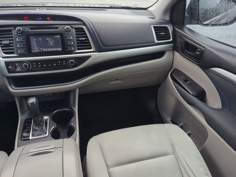 Used 2018 Toyota Highlander LE image 16