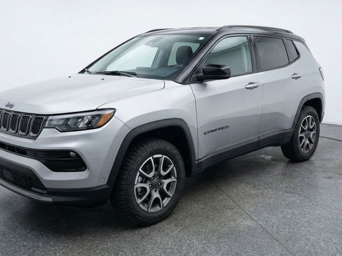 Used 2025 Jeep Compass Trailhawk image 3