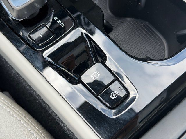 Certified 2024 Volvo XC40 B5 Plus AWD/4WD image 28