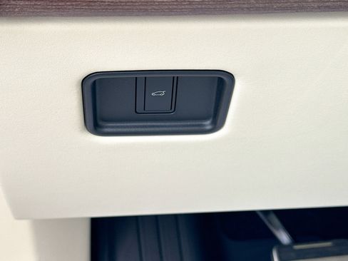 New 2026 Land Rover Range Rover Long Wheelbase SE AWD/4WD image 35