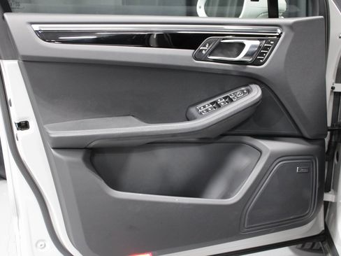 Used 2025 Porsche Macan image 23
