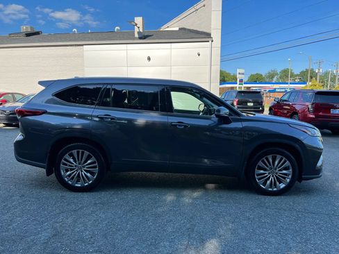 Used 2022 Toyota Highlander Platinum AWD/4WD image 3