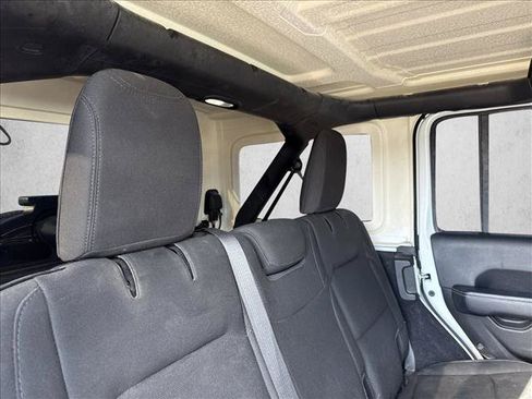 Used 2019 Jeep Wrangler Unlimited Sahara AWD/4WD image 16