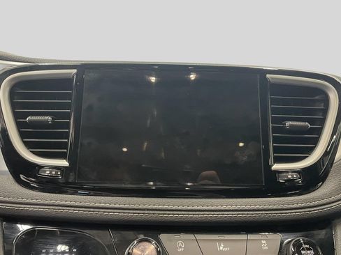 Used 2022 Chrysler Pacifica Touring FWD image 15
