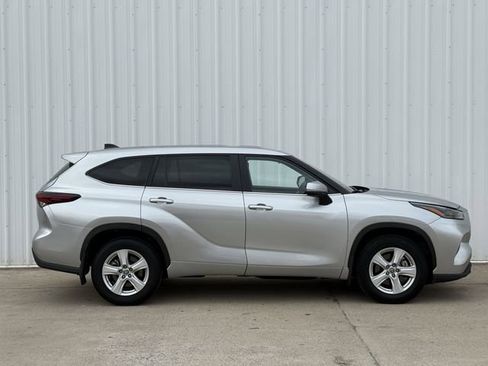Used 2024 Toyota Highlander LE AWD/4WD image 3