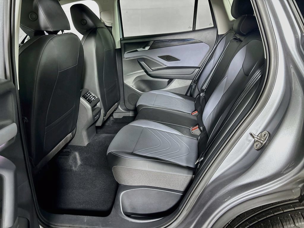 Certified 2025 Volkswagen Tiguan SE FWD image 21