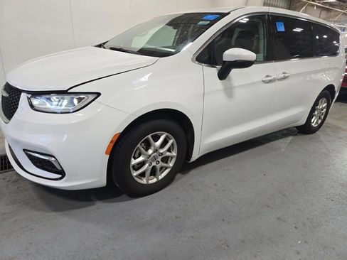 Used 2023 Chrysler Pacifica Touring-L image 2