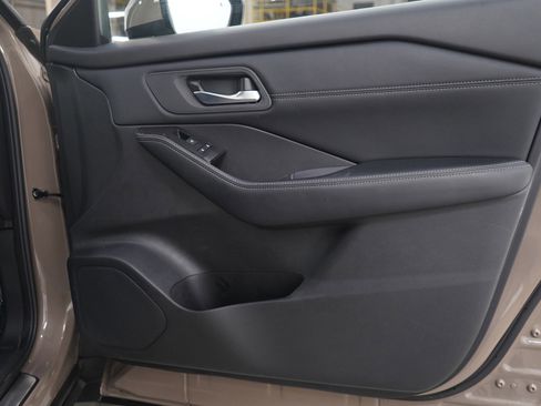 Used 2025 Nissan Rogue SV w/ SV Premium Package image 9