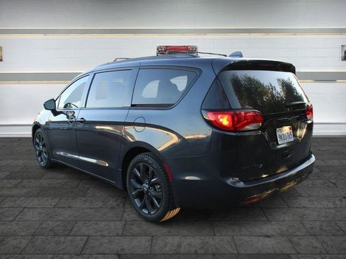 Used 2020 Chrysler Pacifica Touring-L Plus w/ Advanced Safetytec Group FWD image 5