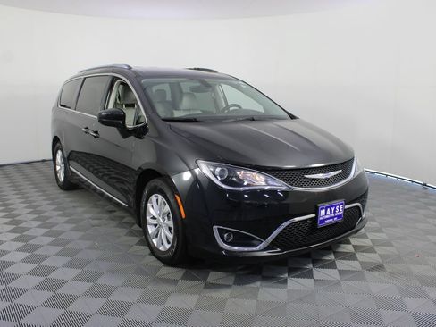 Used 2018 Chrysler Pacifica Touring-L FWD image 26