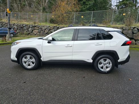 Used 2020 Toyota RAV4 XLE image 3