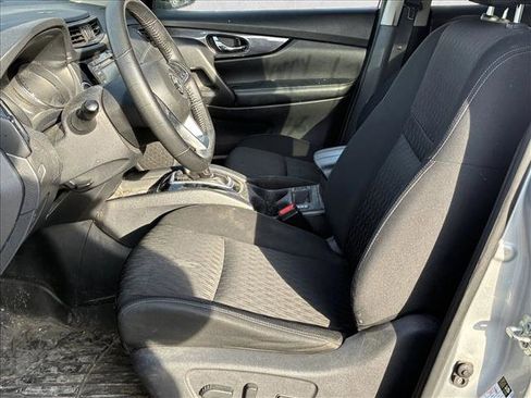 Used 2020 Nissan Rogue SV image 11