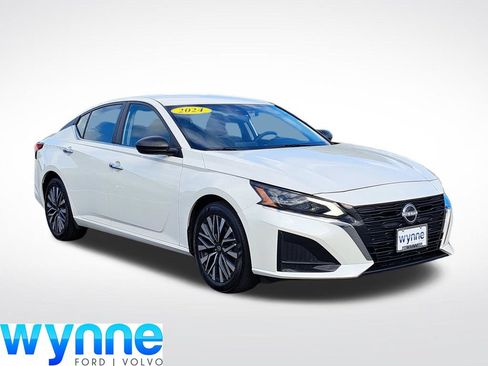 Used 2024 Nissan Altima 2.5 SV FWD image 1