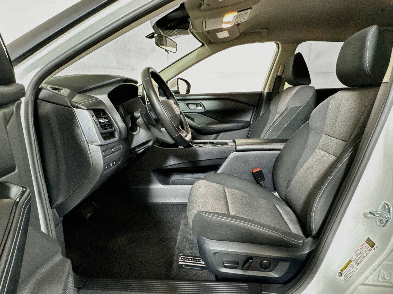 Used 2025 Nissan Rogue SV FWD image 17