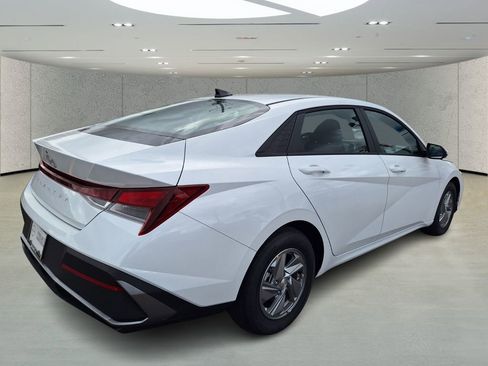 Used 2026 Hyundai Elantra SE image 5