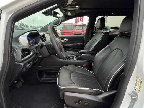 Used 2026 Chrysler Pacifica Limited FWD image 12